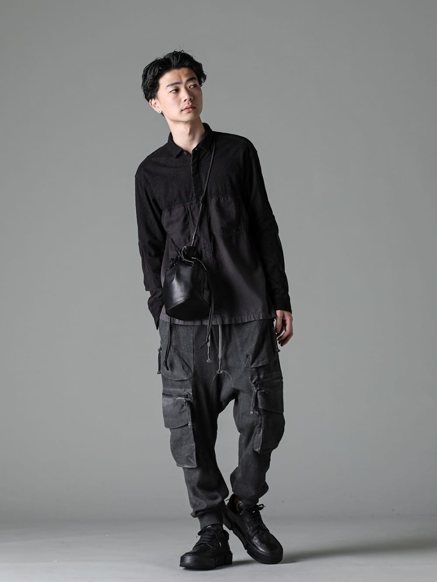 The Viridi-anne - ザ ヴィリディアン 2023SS スタイリング - The Viridi-anne 23SSコレクションの新作の刺繍入りクロースグラデーション染めシャツを中心に、D.HYGEN、GUIDI、PATRICK STEPHANのアイテムを合わせたブランドミックススタイル。 モノトーンで合わせたグラデーションスタイル - VI-3579-02 - 刺繍入り クロース グラデーション 染め シャツ - 214ABG03 - レザースモールショルダーバッグ seau - ST107-0723S-Charcoal - 無撚糸裏毛ドロップクロッチカーゴワイドジョガーパンツ チャコール - GJ02-BLKT - レースアップブーツ - ホースフルグレインレザー - GJ021-001