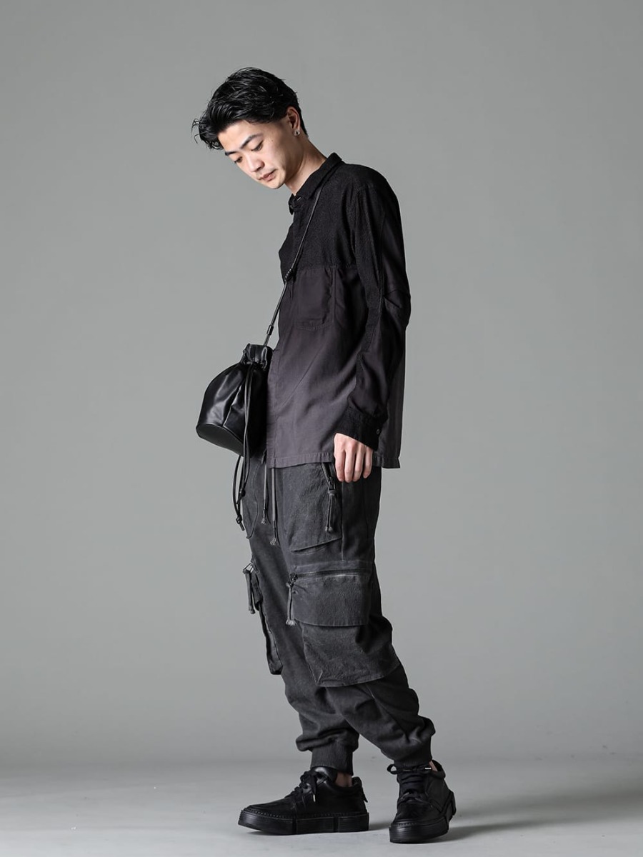 The Viridi-anne - ザ ヴィリディアン 2023SS スタイリング モノトーンで合わせたグラデーションスタイル - VI-3579-02 - 刺繍入り クロース グラデーション 染め シャツ - 214ABG03 - レザースモールショルダーバッグ seau - ST107-0723S-Charcoal - 無撚糸裏毛ドロップクロッチカーゴワイドジョガーパンツ チャコール - GJ02-BLKT - レースアップブーツ - ホースフルグレインレザー - GJ021-002