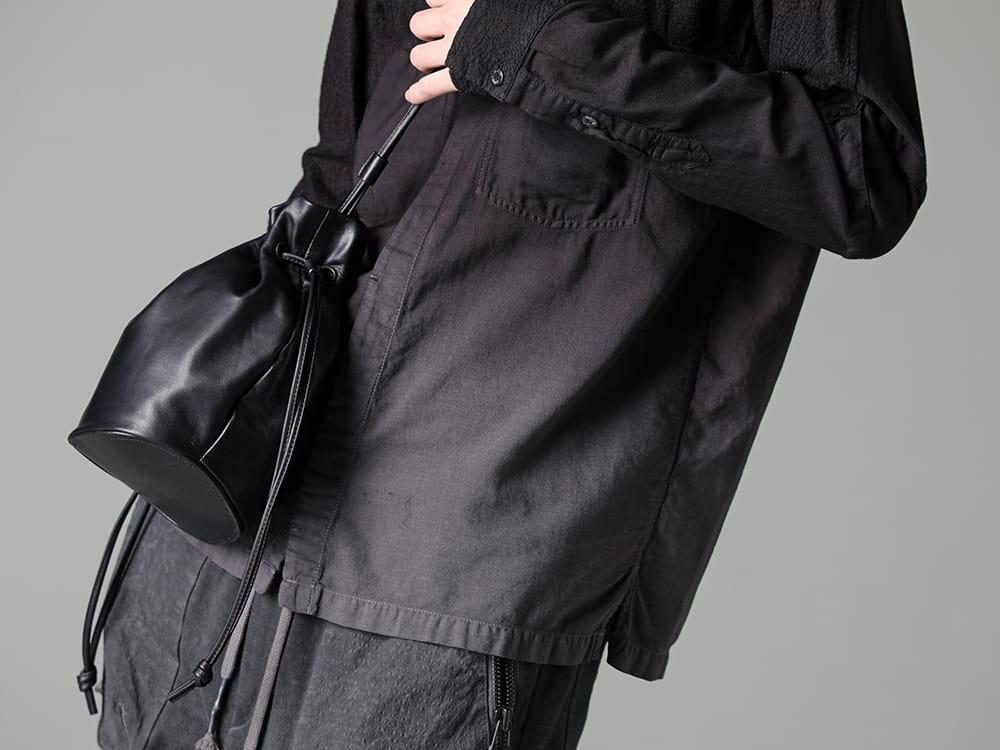 The Viridi-anne - ザ ヴィリディアン 2023SS デザインに拘った完成度の高い長袖シャツ  - VI-3579-02 - 刺繍入り クロース グラデーション 染め シャツ - 214ABG03 - レザースモールショルダーバッグ seau 2-003