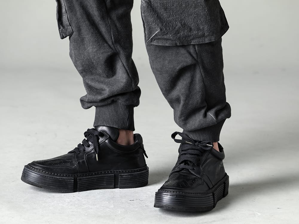 Guidi - グイディ 2023SS 合わせはアルチザンブランドのアイテムで - ST107-0723S-Charcoal - 無撚糸裏毛ドロップクロッチカーゴワイドジョガーパンツ チャコール - GJ02-BLKT - レースアップブーツ - ホースフルグレインレザー - GJ02 3-004