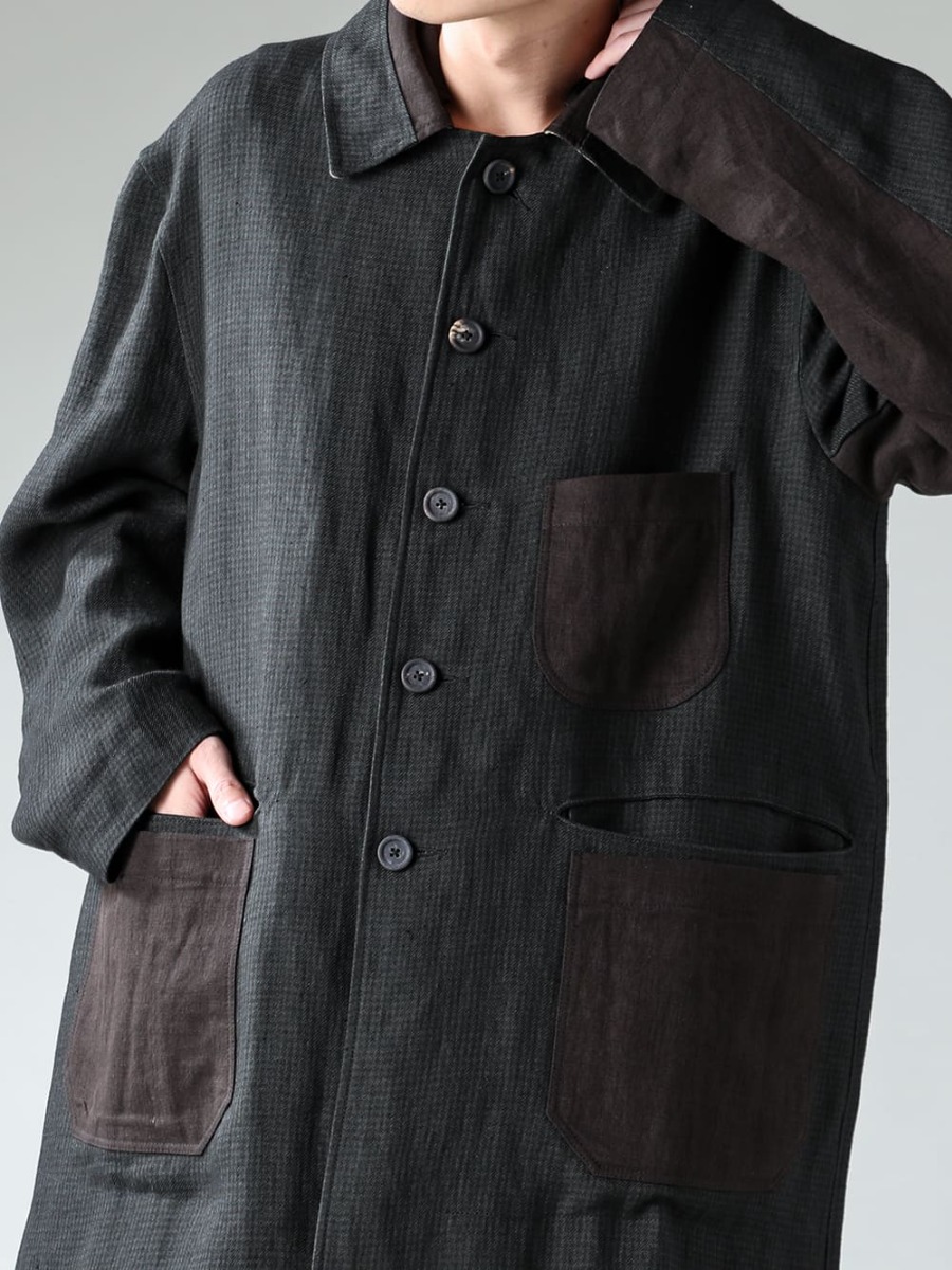 ZIGGY CHEN-ジギーチェン 2023 Spring Summer (春夏) コートのサブファブリックとインナーのファブリックを合わせた統一感のあるレイヤードスタイル  - 0M2311103 - クラシックワーカーズコート With コントラストポケット - 0M2310101 - セルビッジ ダブルブレストウェストコート - 0M2310202 - セルビッジ カラード シャツ - UM3507-Black - パジャマ パンツ - Handsewn-Classic-Lo - ハンドソーン クラシック ロー 2-002