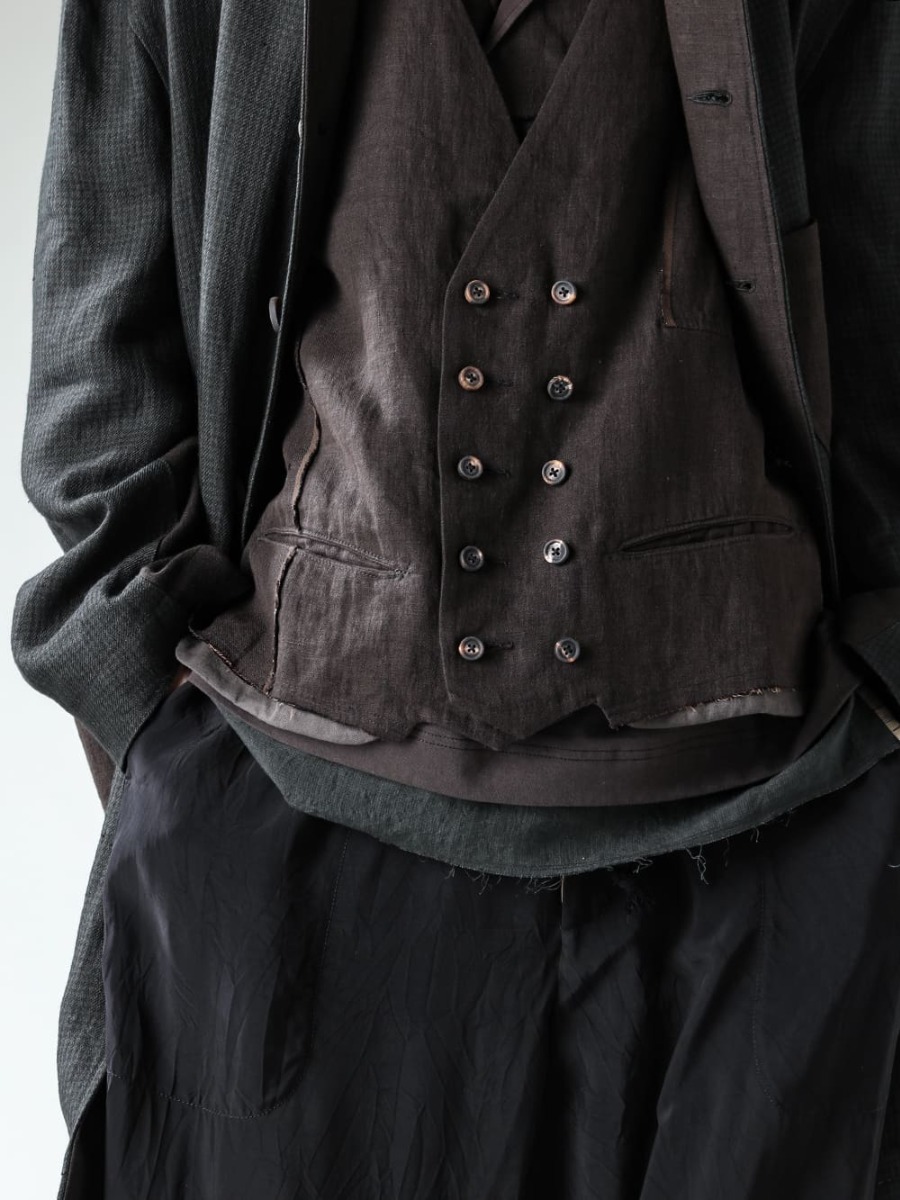 ZIGGY CHEN-ジギーチェン 2023 Spring Summer (春夏) コートのサブファブリックとインナーのファブリックを合わせた統一感のあるレイヤードスタイル  - 0M2311103 - クラシックワーカーズコート With コントラストポケット - 0M2310101 - セルビッジ ダブルブレストウェストコート - 0M2310202 - セルビッジ カラード シャツ - UM3507-Black - パジャマ パンツ - Handsewn-Classic-Lo - ハンドソーン クラシック ロー 2-005