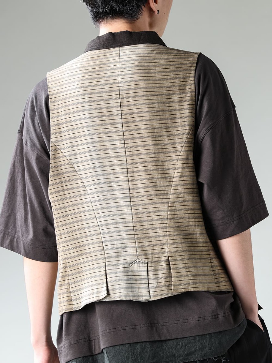 ZIGGY CHEN-ジギーチェン 2023 Spring Summer (春夏) 今期特徴的なアイテムであるラペル付きTシャツとの相性も抜群なダブルブレステッドベスト - 写っている商品の品番と商品名3-1 - 写っている商品の品番と商品名3-2 - 写っている商品の品番と商品名3-3 3-005