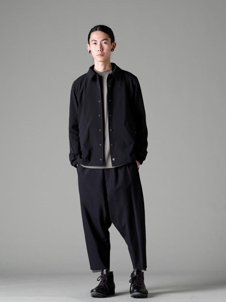 DEVOA(デヴォア) 23SS(春夏) スタイリング - スタイルサンプル #1 - JKK-SDJC A-2 ジャケット シェラー ダイナミック CSC-SSB3-Mud-Gray プリントロングスリーブ コットンストレッチジャージー マッドグレー PTN-IRKL-Black ドロップクロッチ クロップドパンツ コットン/シルク/ビスコース ブラック FW-CSHS レザーブーツ GUIDI ホースレザー 1-001