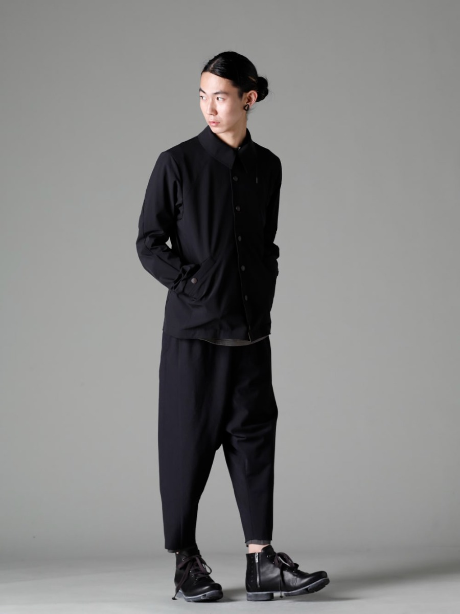 DEVOA(デヴォア) 23SS(春夏) スタイリング スタイルサンプル #1 - JKK-SDJC A-2 ジャケット シェラー ダイナミック CSC-SSB3-Mud-Gray プリントロングスリーブ コットンストレッチジャージー マッドグレー PTN-IRKL-Black ドロップクロッチ クロップドパンツ コットン/シルク/ビスコース ブラック FW-CSHS レザーブーツ GUIDI ホースレザー 1-002