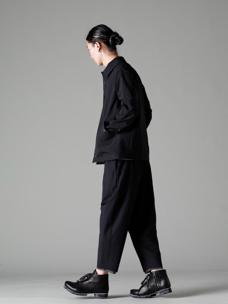 DEVOA(デヴォア) 23SS(春夏) スタイリング スタイルサンプル #1 - JKK-SDJC A-2 ジャケット シェラー ダイナミック CSC-SSB3-Mud-Gray プリントロングスリーブ コットンストレッチジャージー マッドグレー PTN-IRKL-Black ドロップクロッチ クロップドパンツ コットン/シルク/ビスコース ブラック FW-CSHS レザーブーツ GUIDI ホースレザー 1-003