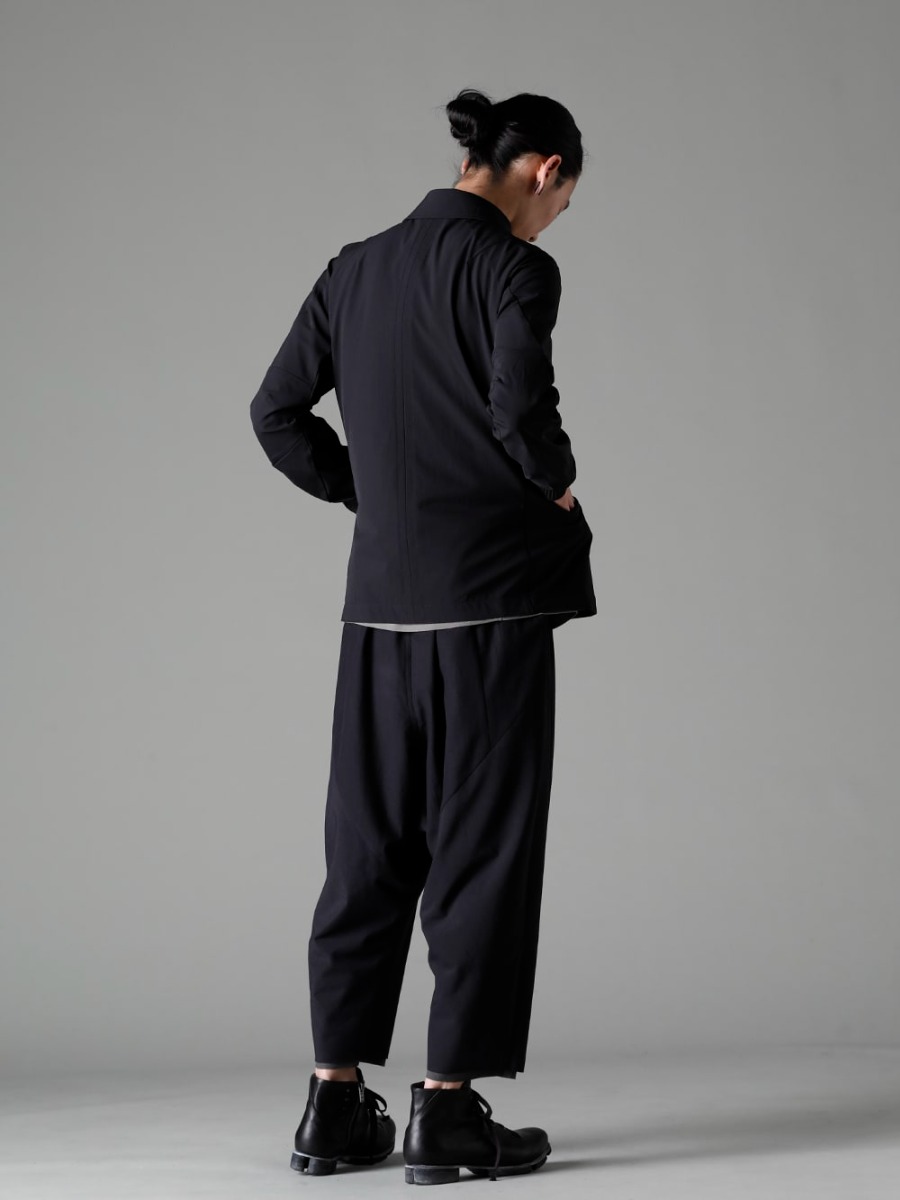 DEVOA(デヴォア) 23SS(春夏) スタイリング スタイルサンプル #1 - JKK-SDJC A-2 ジャケット シェラー ダイナミック CSC-SSB3-Mud-Gray プリントロングスリーブ コットンストレッチジャージー マッドグレー PTN-IRKL-Black ドロップクロッチ クロップドパンツ コットン/シルク/ビスコース ブラック FW-CSHS レザーブーツ GUIDI ホースレザー 1-004