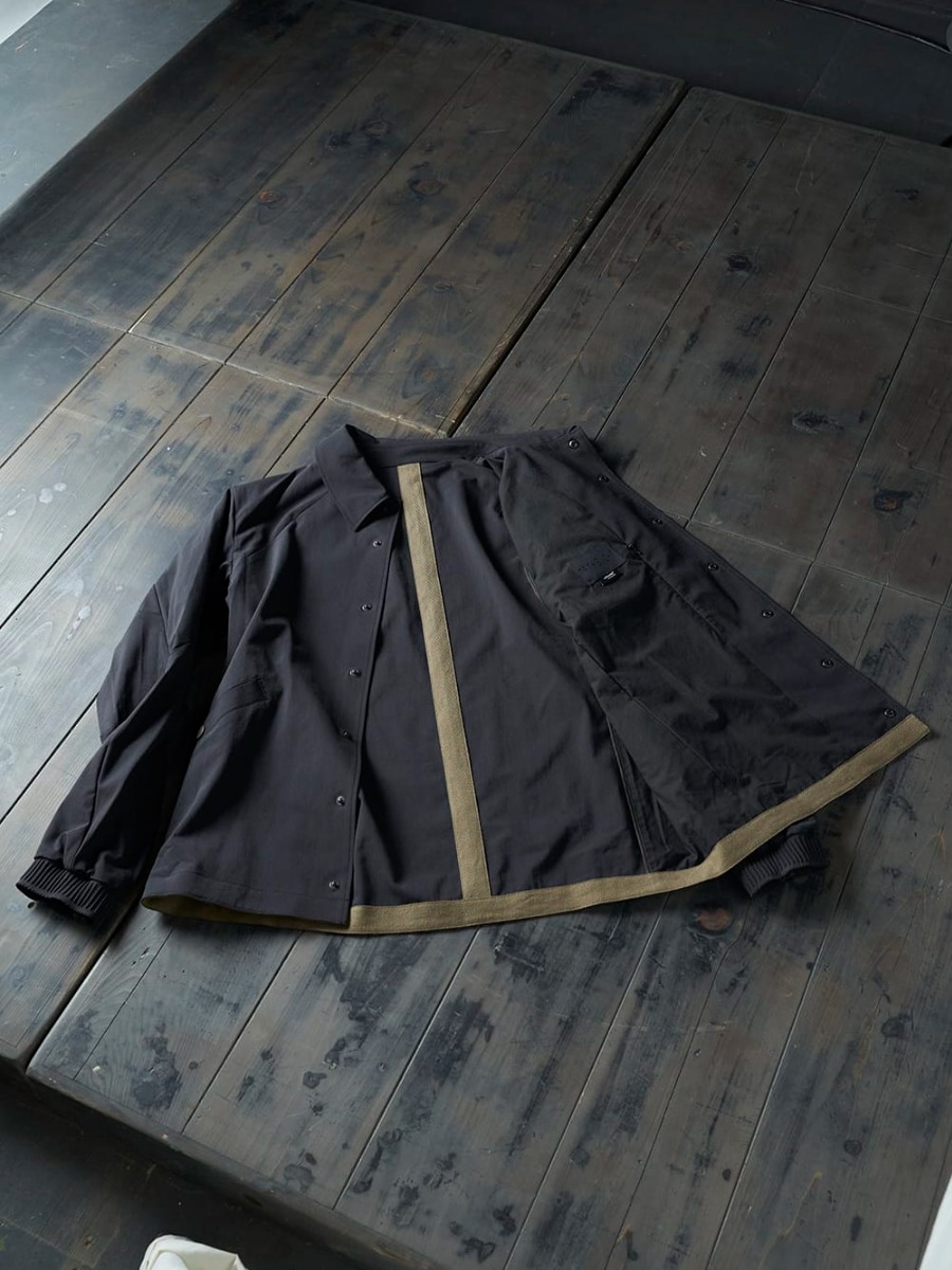 DEVOA(デヴォア) 23SS(春夏) 見出し2  - JKK-SDJC A-2 ジャケット シェラー ダイナミック CSC-SSB3-Mud-Gray プリントロングスリーブ コットンストレッチジャージー マッドグレー 2-008