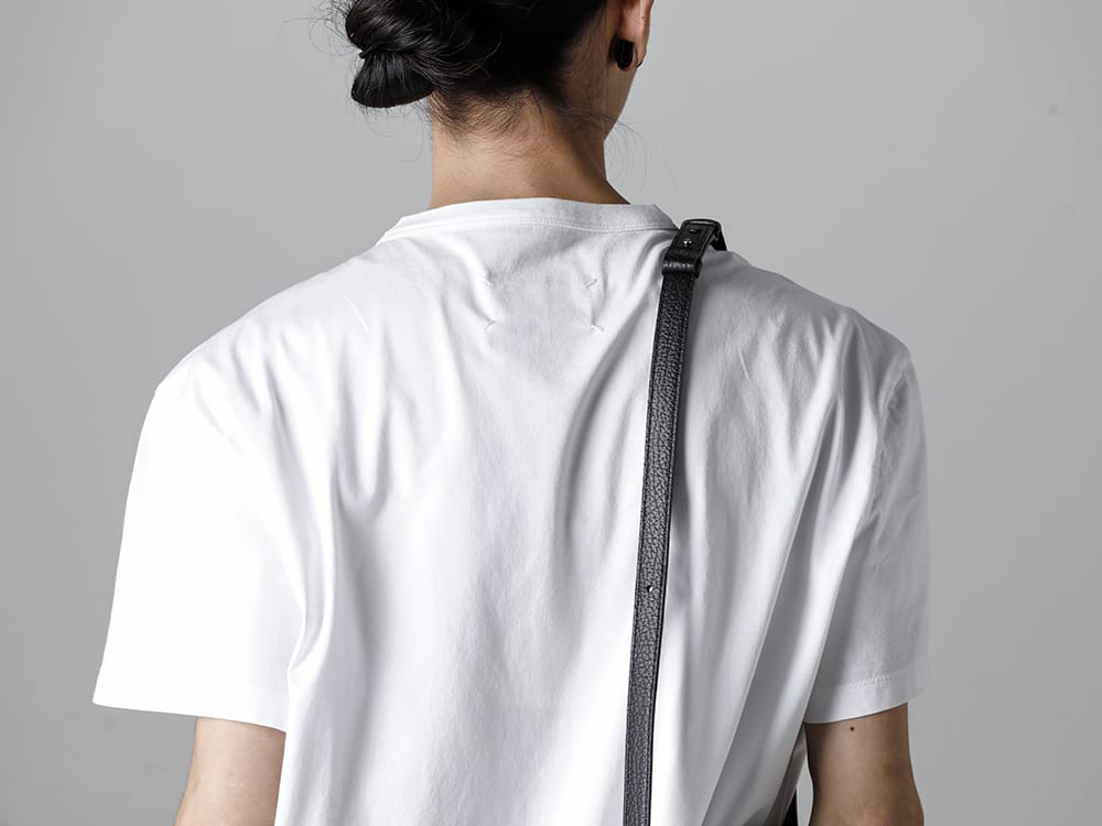 Maison Margiela 2023SS The embroidered reversed logo placed on the front is accented with its perfect size and is recommended to wear alone or as an inner layer!  - S30GC0701-White-Black-Embroidery - Reversed Logo T-Shirt White / Black Embroidery - SB1WG0018 - 5ac Camera Bag Medium 2-004