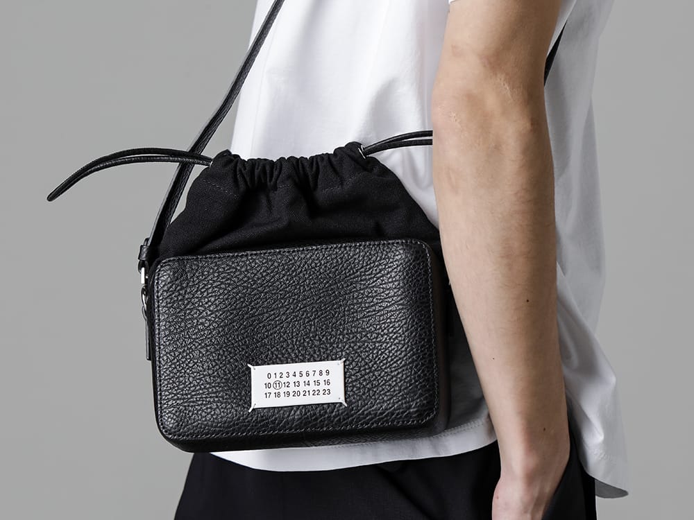 Maison Margiela 2023SS The embroidered reversed logo placed on the front is accented with its perfect size and is recommended to wear alone or as an inner layer!  - S30GC0701-White-Black-Embroidery - Reversed Logo T-Shirt White / Black Embroidery - SB1WG0018 - 5ac Camera Bag Medium 2-005