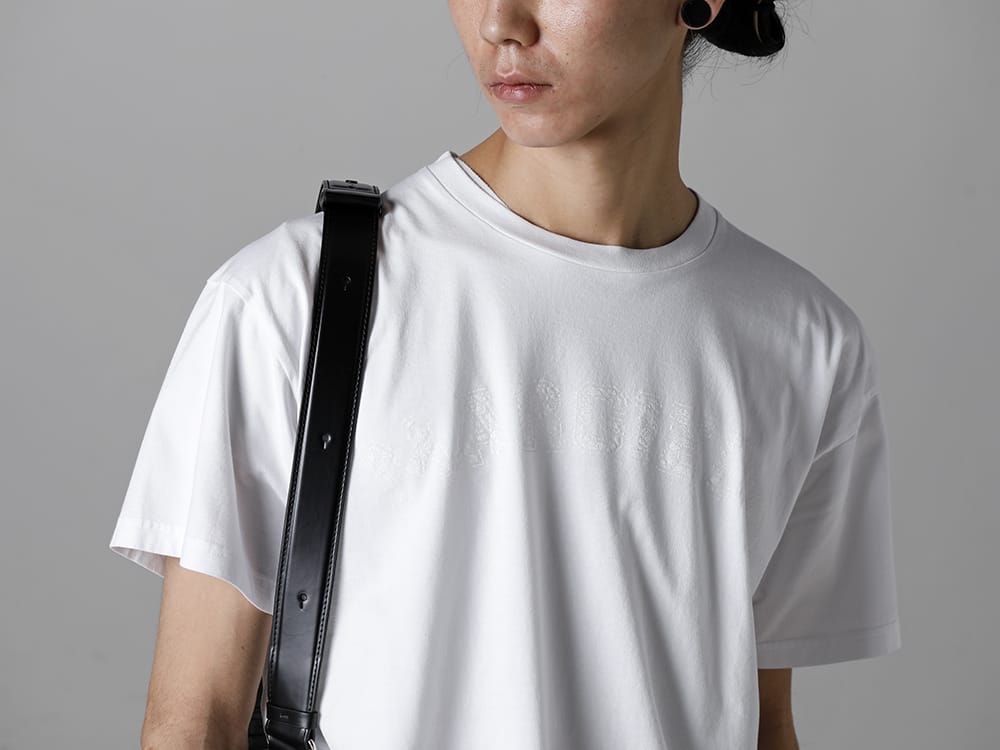 Maison Margiela - メゾン マルジェラ 2023SS マルジェラらしいユーモアが感じ取れる同色プリントデザイン  - S51GC0519-Optic White - Tシャツ オプティック ホワイト - SB1WG0017 - ソフト 5AC オン ボディ 2-003