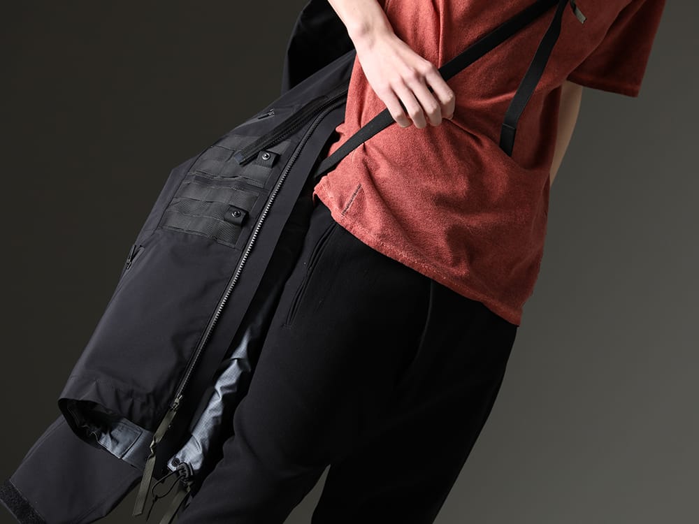 D.HYGEN / ACRONYM 2023SS - Unique piece has many features that represent the brand. - ST101-0923S-Brick(30/- Soft Cotton Jersey Cold Dye Belt Adjustable T-Shirt Brick) J1WTS-GT-Black(Tex-Sys Jacket Black) - 2-012