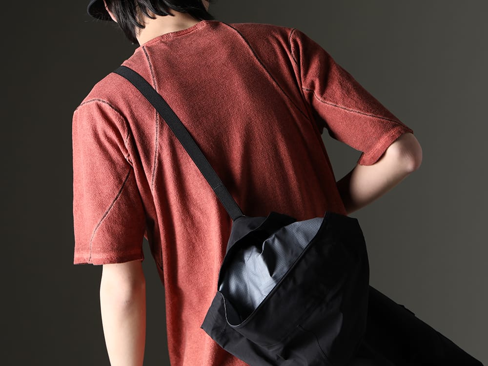 D.HYGEN / ACRONYM 2023SS - Unique piece has many features that represent the brand. - ST101-0923S-Brick(30/- Soft Cotton Jersey Cold Dye Belt Adjustable T-Shirt Brick) J1WTS-GT-Black(Tex-Sys Jacket Black) - 2-013