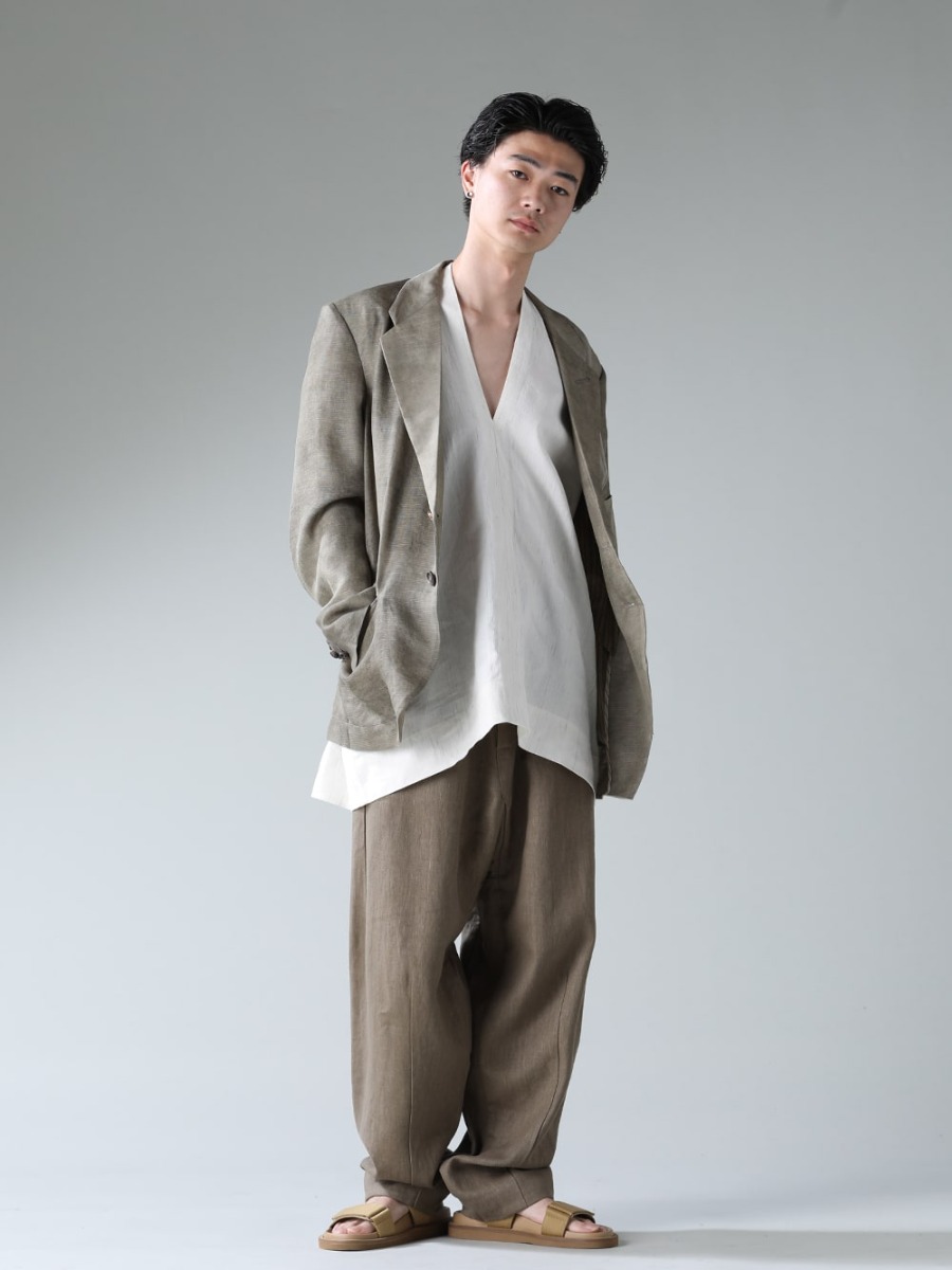 ZIGGY CHEN-ジギーチェン 23SS(春夏) スタイリング 着ていることを忘れる程、軽い素材感 - 0M2310906-アシンメトリカル パネルブレザー - TUNIC#30-チュニック #30 ウインド カスリリネンコットンクロス - TROUSERS#72-Cement-トラウザー #72 セメント ヘンプツイル - US9561-Tan-メンズ サンダル タン 1-002