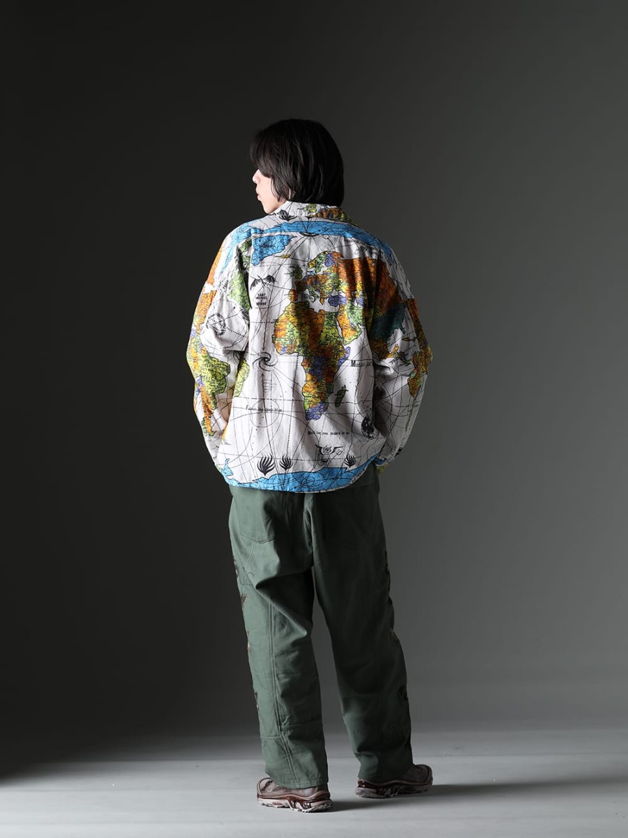 セントマイケル/ インク / レブン バイ ボリス ビジャン サベリ 2023SS - 色使いで差をつけた安定感のあるスタイリング。 - SM-S23-0000-082(セントマイケル × ドクター・ウー WORLD MAP パジャマシャツ) SM-S23-0000-044(UNKNOWN PWR スウェットシャツ) ink23-11(バタフライ パンツ) BAMBA5-11XS-Dirty Gray(バンバ5 - 11XS - ダーティグレー) - 1-003