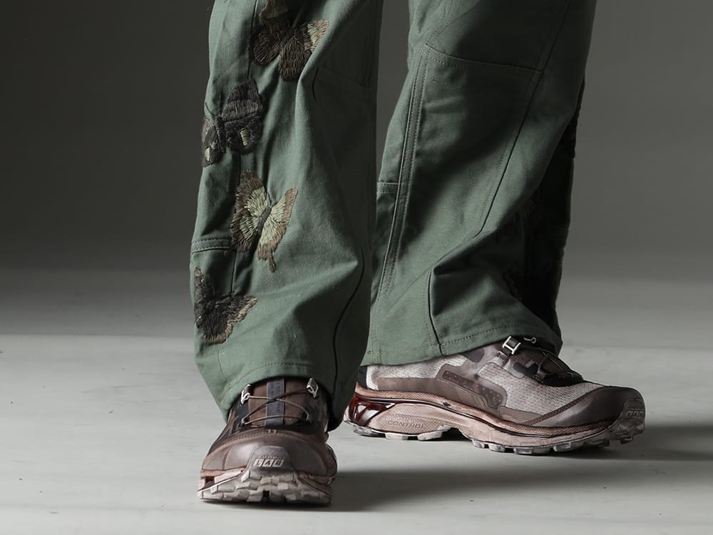 インク / レブン バイ ボリス ビジャン サベリ 2023SS 蝶々の手刺繍が特徴的なinkのベイカーパンツ。 - ink23-11(バタフライ パンツ) BAMBA5-11XS-Dirty Gray(バンバ5 - 11XS - ダーティグレー) - 3-009