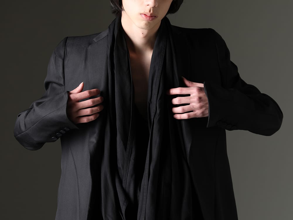 ユリウス 2023SS - レーヨン コットンの混紡生地のインナーでモード感をプラス - 817JAM1(ウール/ポリエステル ギャバ テーラードジャケット) 819SHM3-black(レーヨン/コットン クロス ドレープネック プルオーバー ブラック) - 2-005