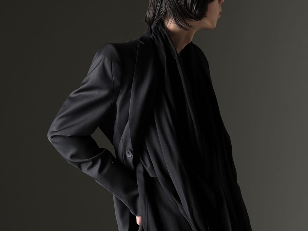 ユリウス 2023SS - レーヨン コットンの混紡生地のインナーでモード感をプラス - 817JAM1(ウール/ポリエステル ギャバ テーラードジャケット) 819SHM3-black(レーヨン/コットン クロス ドレープネック プルオーバー ブラック ) - 2-006