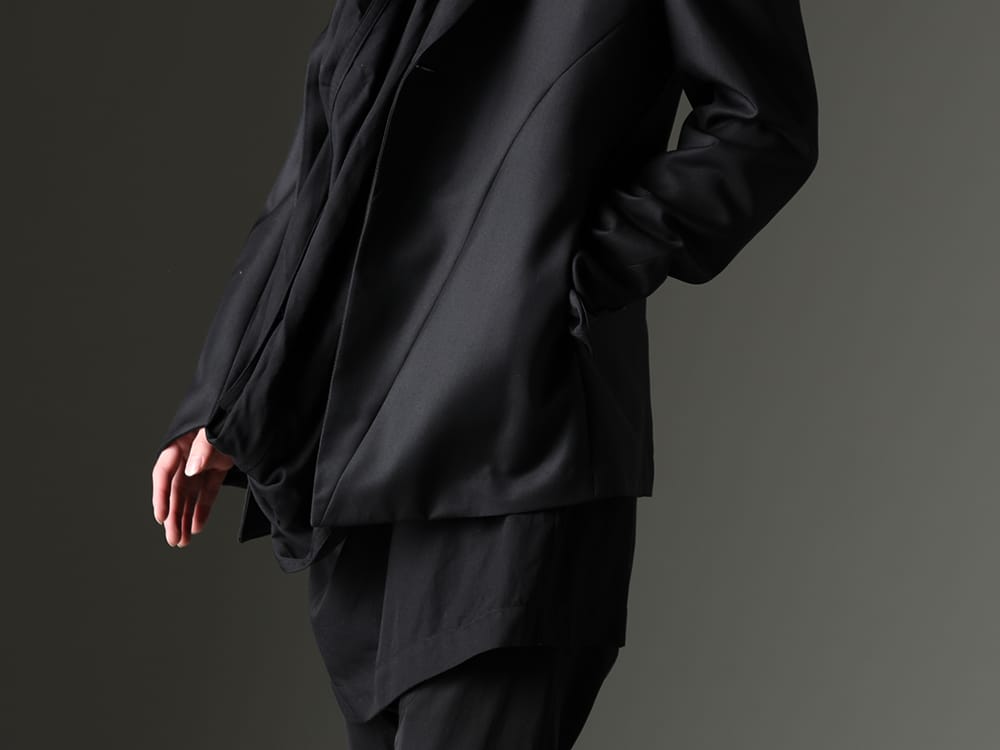 ユリウス 2023SS - レーヨン コットンの混紡生地のインナーでモード感をプラス - 817JAM1(ウール/ポリエステル ギャバ テーラードジャケット) 819SHM3-black(レーヨン/コットン クロス ドレープネック プルオーバー ブラック)   - 2-007