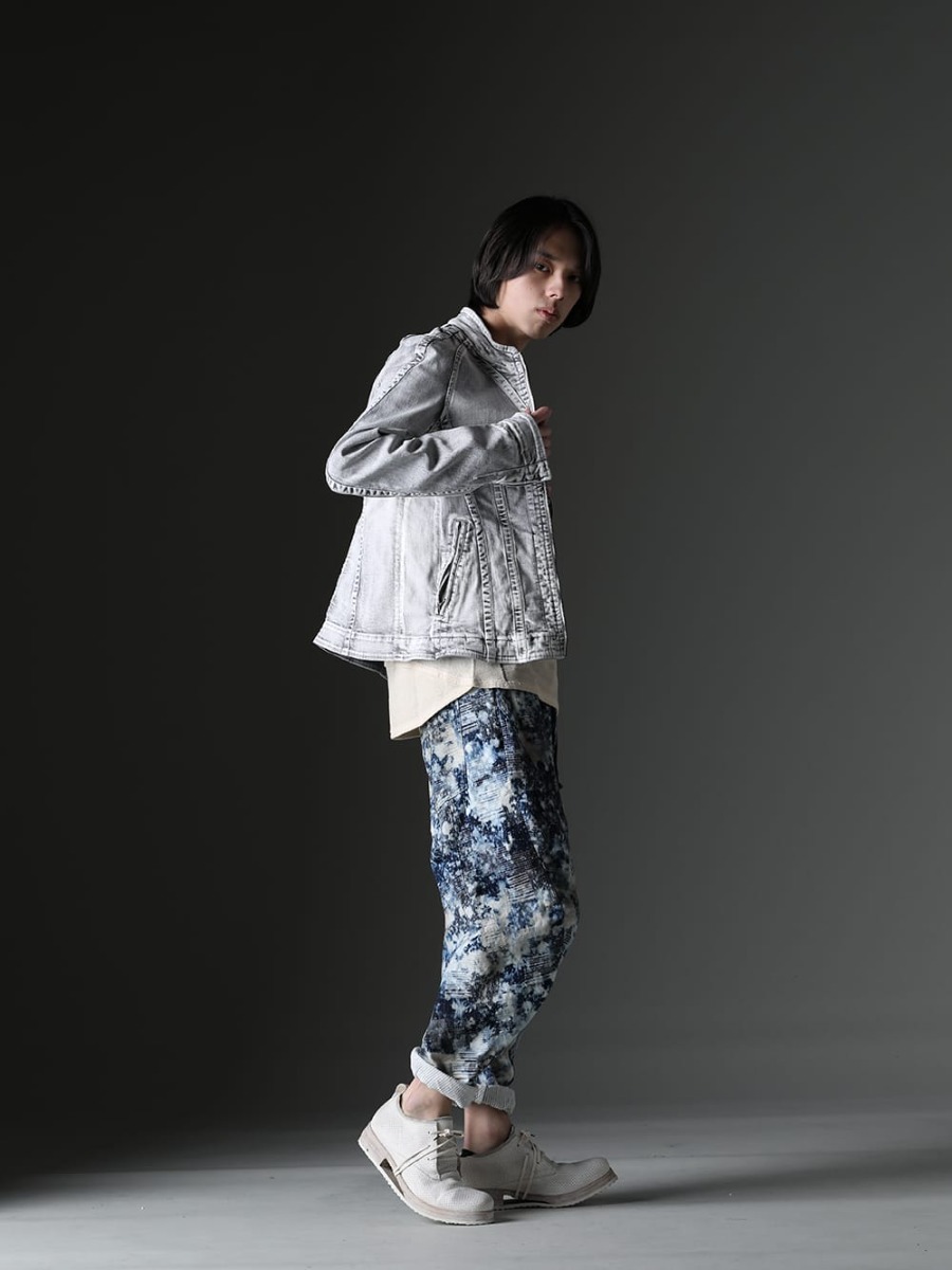 ユリウス / ディーハイゲン / ボリス ビジャン サベリ / ワークスタッドミュンヘン 2023SS - アーカイブをブラッシュアップしたデニムジャケット - 819BLM2-PL(10.5oz ストレッチデニム ウォッシュ シームドジャケット) ST101-0923S-Dusty-White(30/-ソフトコットンジャージーコールドダイベルトアジャスタブルTシャツ ダスティホワイト) M9081-Hammered(パスケース チェーン ハンマード) ST107-1023S(スプラッシュブリーチパッチワークジャガードストレッチコットンテーパードクロップドパンツ)  SHOE-1.1-WHITE-LEATHER(SHOE 1.1 ホワイトレザー) - 1-002