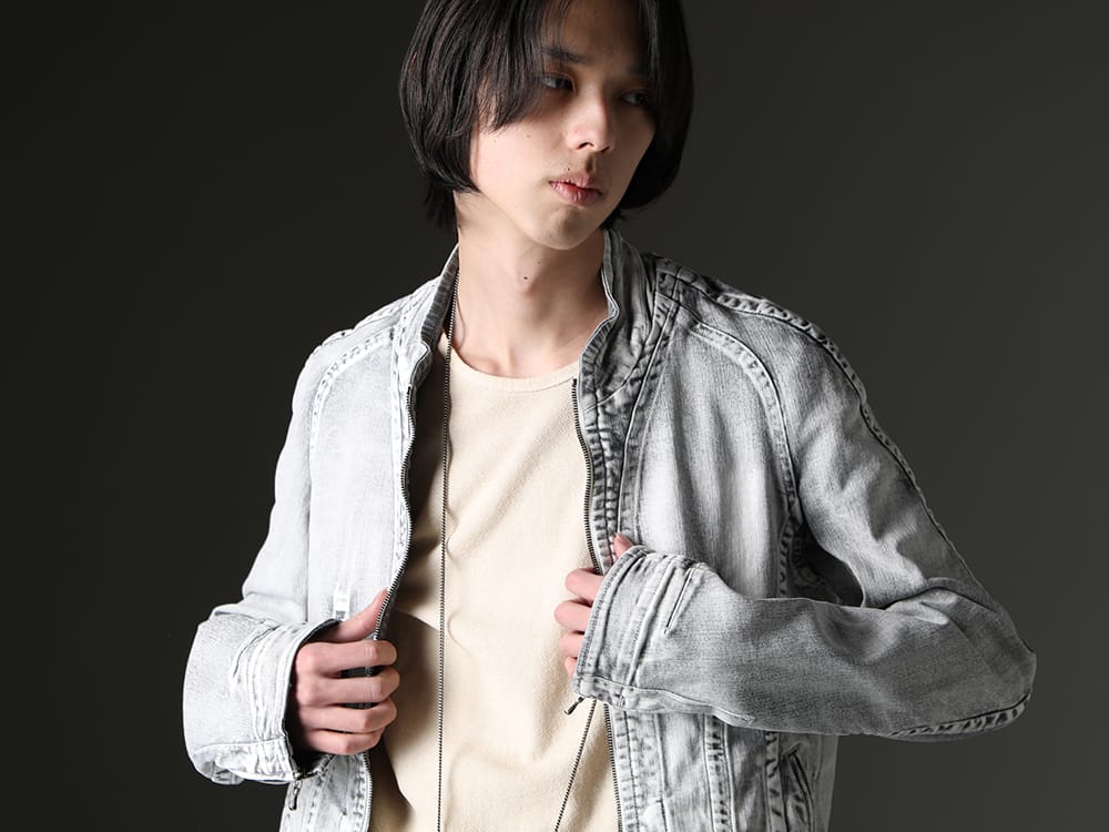 ユリウス / ディーハイゲン 2023SS - 計算され尽くした生地とデザインのバランス - 819BLM2-PL(10.5oz ストレッチデニム ウォッシュ シームドジャケット) ST101-0923S-Dusty-White(30/-ソフトコットンジャージーコールドダイベルトアジャスタブルTシャツ ダスティホワイト) - 2-004