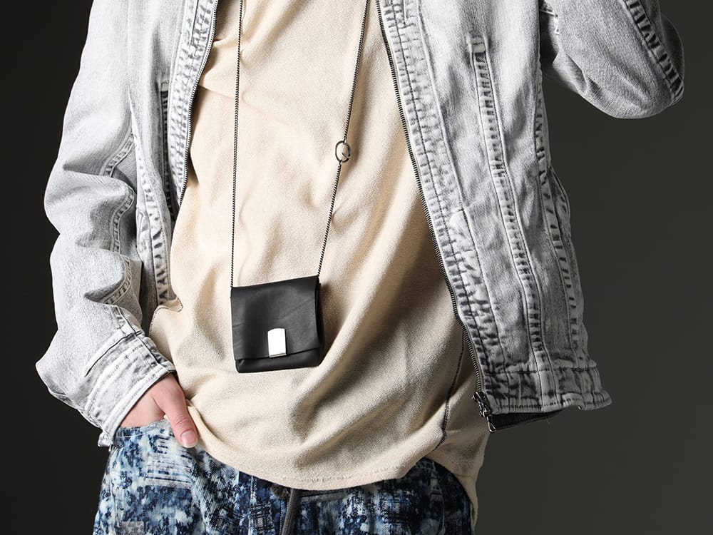 ユリウス / ディーハイゲン / ワークスタッドミュンヘン 2023SS - 計算され尽くした生地とデザインのバランス - 819BLM2-PL(10.5oz ストレッチデニム ウォッシュ シームドジャケット) ST101-0923S-Dusty-White(30/-ソフトコットンジャージーコールドダイベルトアジャスタブルTシャツ ダスティホワイト) M9081-Hammered(パスケース チェーン ハンマード) - 2-006