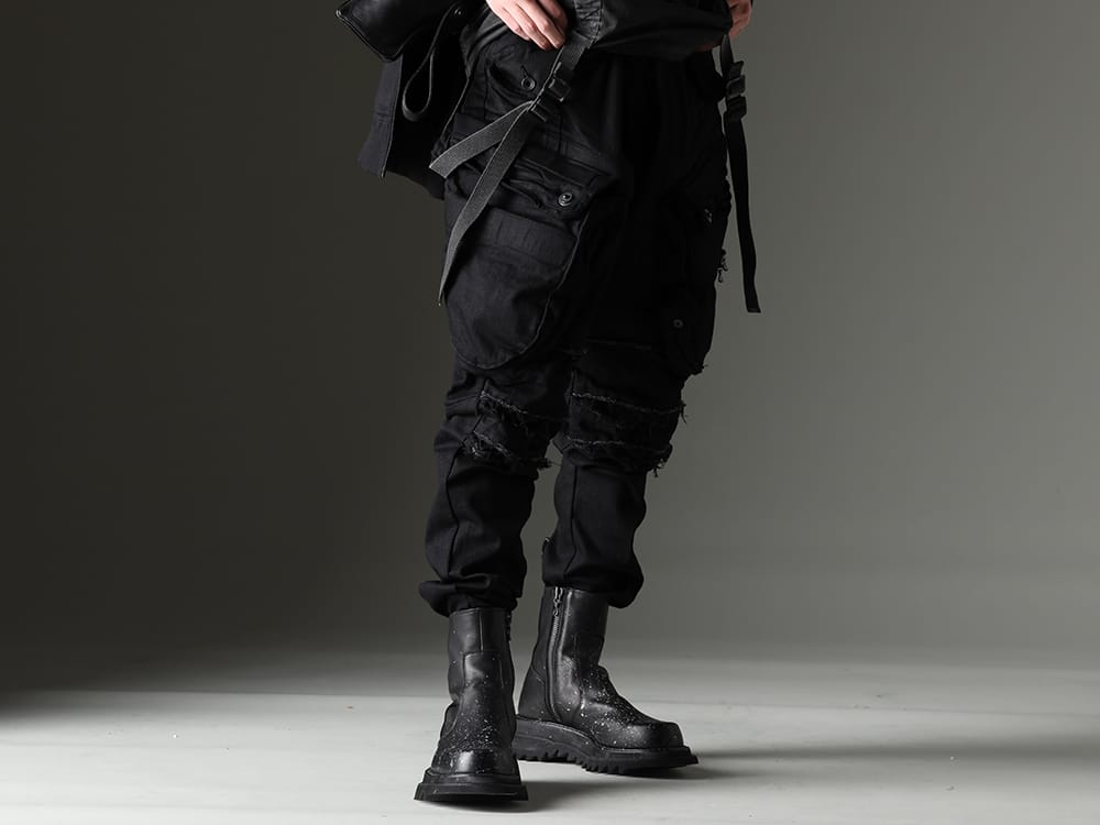 JULIUS 2023SS The blend of skinny and cargo pants - 819PAM5-BK(10.5oz Stretch Denim Gas Mask Skinny Pants) 807FWM2-P(Cow Skin Painted Side Zip Boots) - 3-001