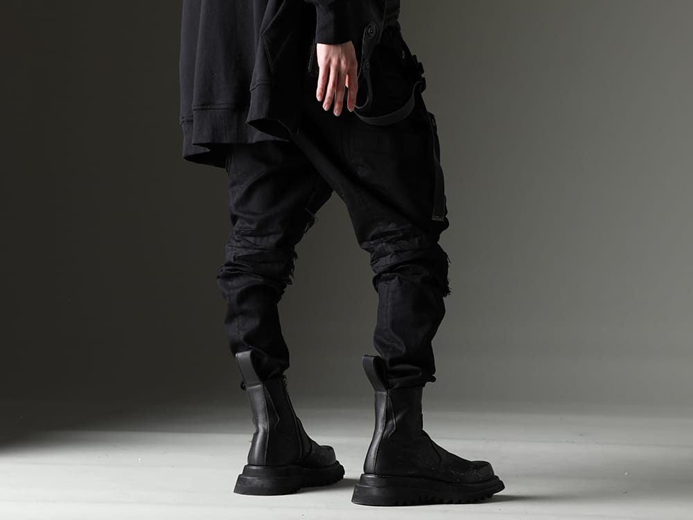JULIUS 2023SS The blend of skinny and cargo pants - 819PAM5-BK(10.5oz Stretch Denim Gas Mask Skinny Pants) 807FWM2-P(Cow Skin Painted Side Zip Boots) - 3-003