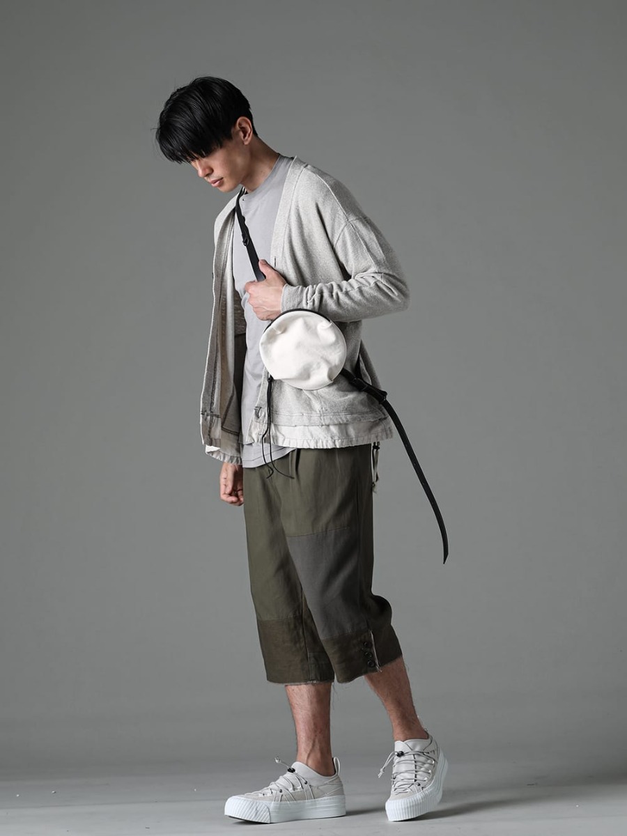 The Viridi-anne - ザ ヴィリジアン 2023SS スタイリング 柔らかな色味のアイテムをセレクトした春スタイル - VI-3600-01-Gray-Beige - リネン/コットン ジャージーカーディガン グレーベージュ - VI-3613-01-Light-Gray - ダブルレイヤード Tシャツ ライトグレー - VI-3618-09-Ivory - スモール ショルダーバッグ アイボリー - VI-3569-04-Dark-olive - フラグメント クロップド トラウザー ダーク オリーブ - VI-3555-09-L.Gray - スニーカー L.グレー 1-002