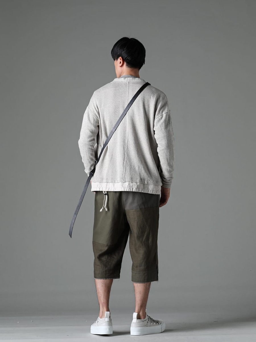 The Viridi-anne - ザ ヴィリジアン 2023SS スタイリング 柔らかな色味のアイテムをセレクトした春スタイル - VI-3600-01-Gray-Beige - リネン/コットン ジャージーカーディガン グレーベージュ - VI-3618-09-Ivory - スモール ショルダーバッグ アイボリー - VI-3569-04-Dark-olive - フラグメント クロップド トラウザー ダーク オリーブ - VI-3555-09-L.Gray - スニーカー L.グレー 1-003