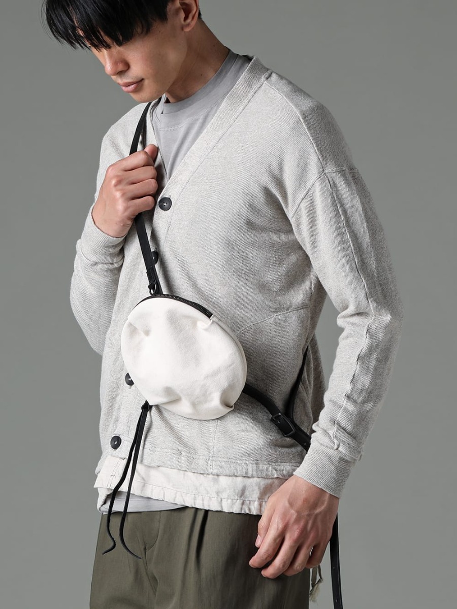 The Viridi-anne - ザ ヴィリジアン 2023SS ベルトデザインのショルダーバッグがスタイリングのアクセントに  - 表情豊かな綿リネン天竺を使用した春カーディガン。 VI-3600-01-Gray-Beige - リネン/コットン ジャージーカーディガン グレーベージュ - VI-3613-01-Light-Gray - ダブルレイヤード Tシャツ ライトグレー - VI-3618-09-Ivory - スモール ショルダーバッグ アイボリー 2-001