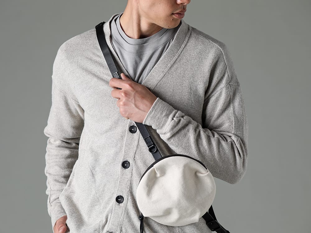 The Viridi-anne - ザ ヴィリジアン 2023SS ベルトデザインのショルダーバッグがスタイリングのアクセントに  - VI-3600-01-Gray-Beige - リネン/コットン ジャージーカーディガン グレーベージュ - VI-3613-01-Light-Gray - ダブルレイヤード Tシャツ ライトグレー - VI-3618-09-Ivory - スモール ショルダーバッグ アイボリー 2-002