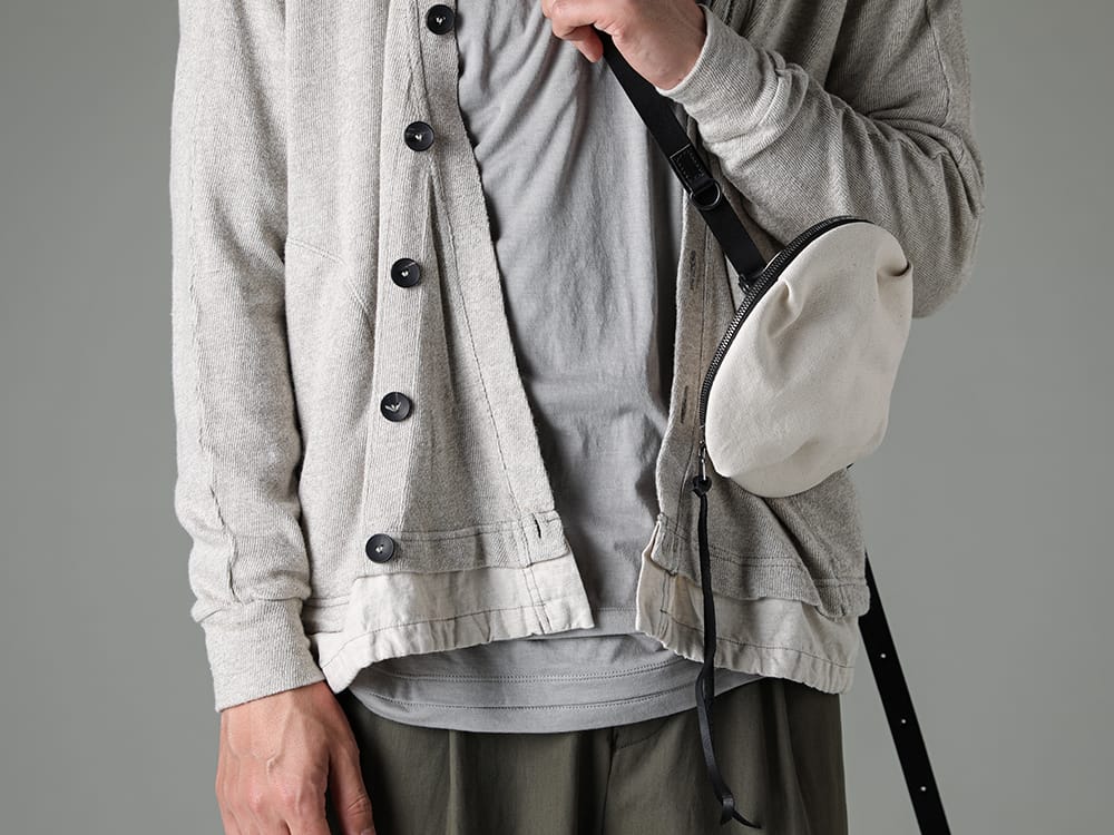 The Viridi-anne - ザ ヴィリジアン 2023SS ベルトデザインのショルダーバッグがスタイリングのアクセントに  - VI-3600-01-Gray-Beige - リネン/コットン ジャージーカーディガン グレーベージュ - VI-3613-01-Light-Gray - ダブルレイヤード Tシャツ ライトグレー - VI-3618-09-Ivory - スモール ショルダーバッグ アイボリー 2-004