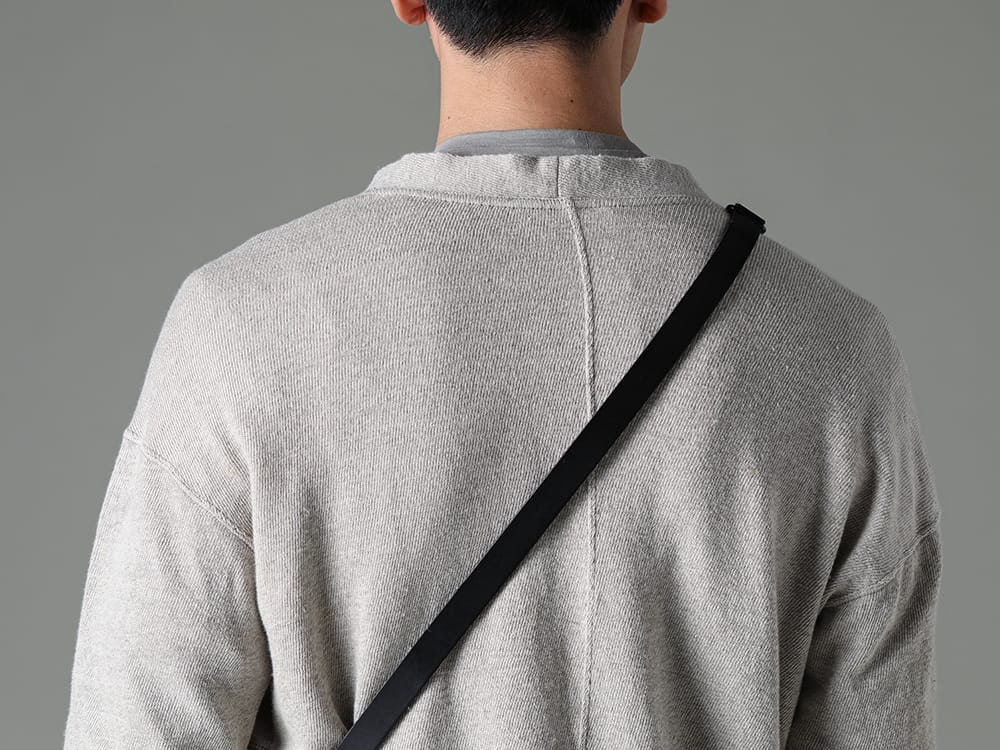 The Viridi-anne - ザ ヴィリジアン 2023SS ベルトデザインのショルダーバッグがスタイリングのアクセントに  - VI-3600-01-Gray-Beige - ダブルレイヤード Tシャツ ライトグレー - VI-3618-09-Ivory - スモール ショルダーバッグ アイボリー 2-005