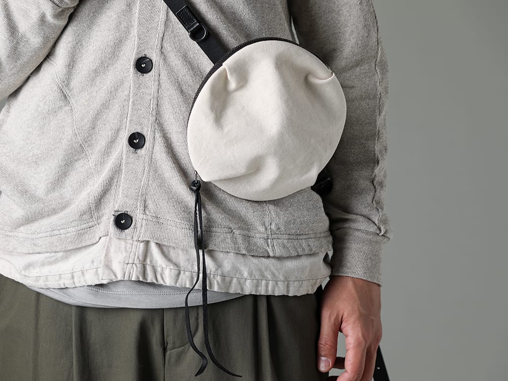 The Viridi-anne - ザ ヴィリジアン 2023SS ベルトデザインのショルダーバッグがスタイリングのアクセントに  - VI-3600-01-Gray-Beige - リネン/コットン ジャージーカーディガン グレーベージュ - VI-3618-09-Ivory - スモール ショルダーバッグ アイボリー 2-007