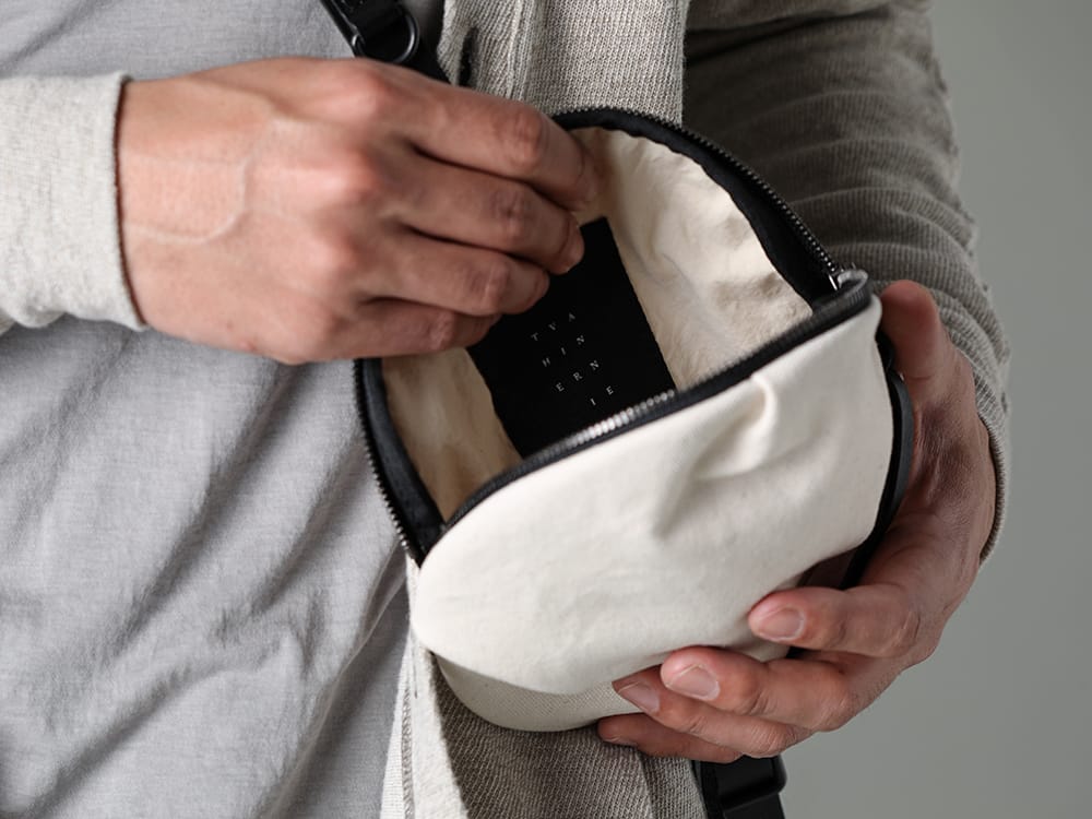 The Viridi-anne - ザ ヴィリジアン 2023SS ベルトデザインのショルダーバッグがスタイリングのアクセントに  - VI-3600-01-Gray-Beige - リネン/コットン ジャージーカーディガン グレーベージュ - VI-3618-09-Ivory - スモール ショルダーバッグ アイボリー 2-008