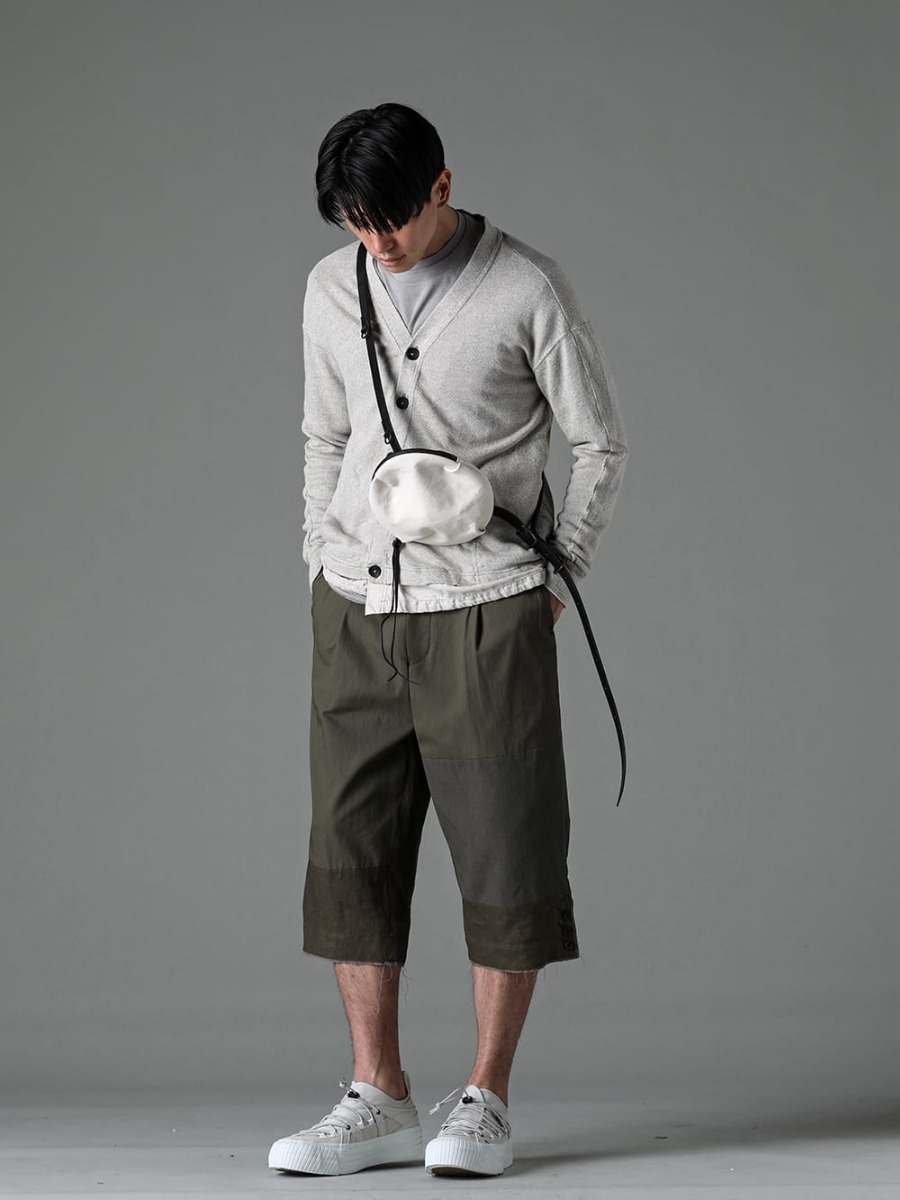 The Viridi-anne - ザ ヴィリジアン 2023SS 見出し4 - VI-3600-01-Gray-Beige - リネン/コットン ジャージーカーディガン グレーベージュ - VI-3613-01-Light-Gray - ダブルレイヤード Tシャツ ライトグレー - VI-3618-09-Ivory - スモール ショルダーバッグ アイボリー - VI-3569-04-Dark-olive - フラグメント クロップド トラウザー ダーク オリーブ - VI-3555-09-L.Gray - スニーカー L.グレー  4-001