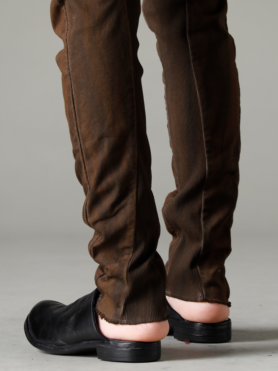 masnada 23SS the rust-inspired granite recreates an artistic hue. - m3022 rib Insert Dart Slim Pants Granite M30S01 sabo 3-006