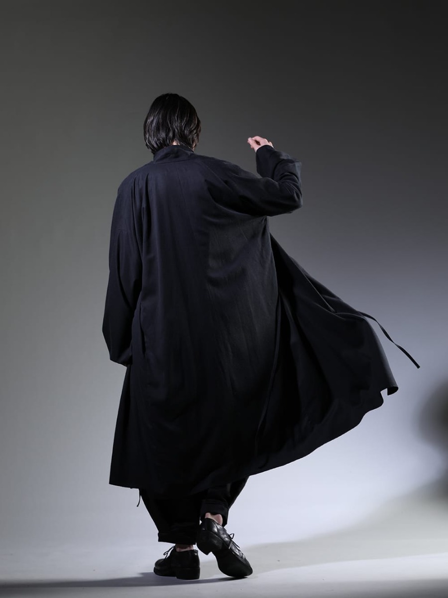 クジャク / グイディ 2023SS - 和を感じるkujakuのコートスタイル。 - KJ-23SS12(ヤナギ コート) KJ-23SS18-Black(ジンチョウゲ シャツ ブラック) KJ-23SS26(ドウケシ パンツ) 792Z(クラシック ダービーシューズ レースアップ ダブルソール - ホース フルグレイン - 792Z) - 1-004