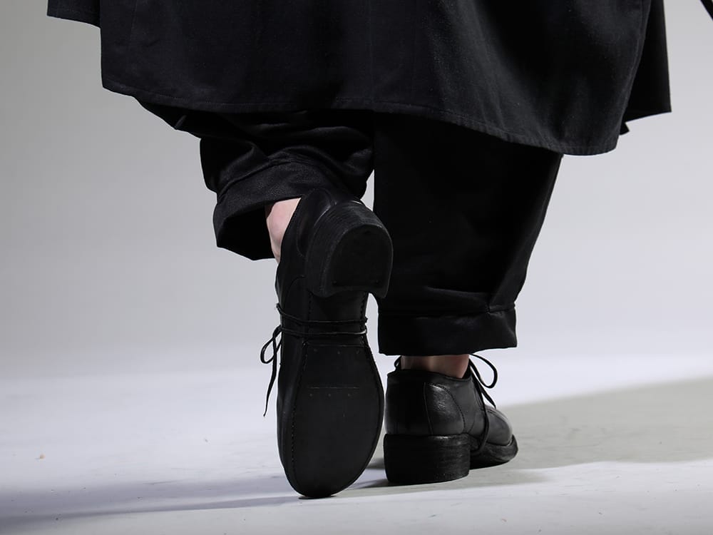 クジャク / グイディ 2023SS kujakuの中でも最も評判の高い「道化師パンツ」の復刻。 - KJ-23SS26(ドウケシ パンツ) 792Z(クラシック ダービーシューズ レースアップ ダブルソール - ホース フルグレイン - 792Z) - 3-006