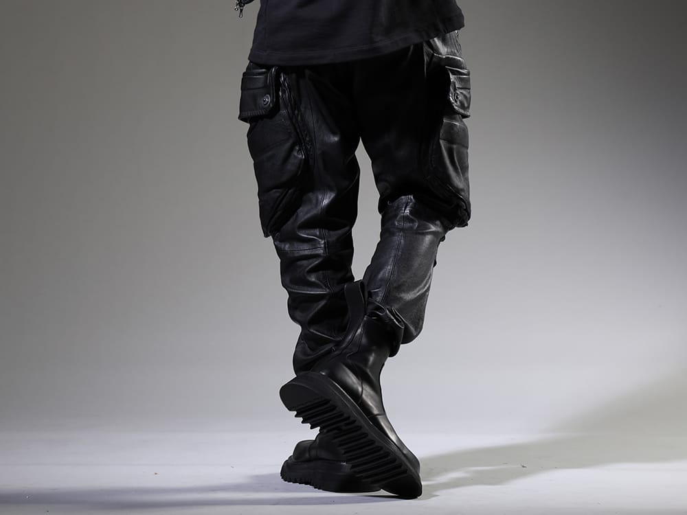 Julius 2023SS Popular Gas Mask Cargo Pants made with Lamb Leather - 819PAM4(Lamb Leather Gas Mask Skinny Pants) 807FWM2(Cow Skin Side Zip Boots) - 3-003