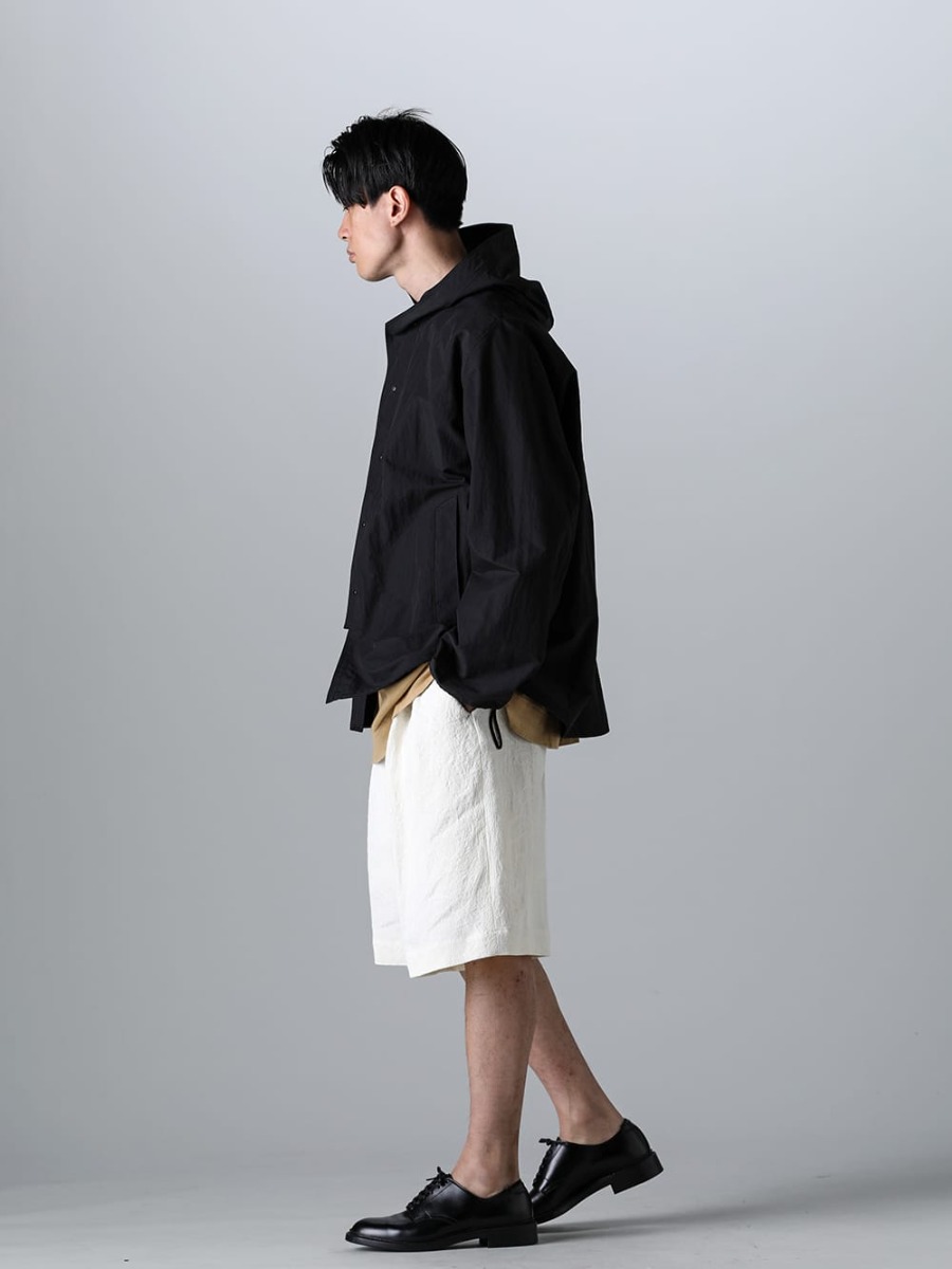 IRENISA - イレニサ 2023SS スタイリング 見出し1 - IH-23SS-J017-CS-Black - レインパーカー Black - IH-23SS-P020-TK-Ivory - ツータックワイドショーツ Ivory - IH-22SS-S001-RC - レザーシューズ 1-002