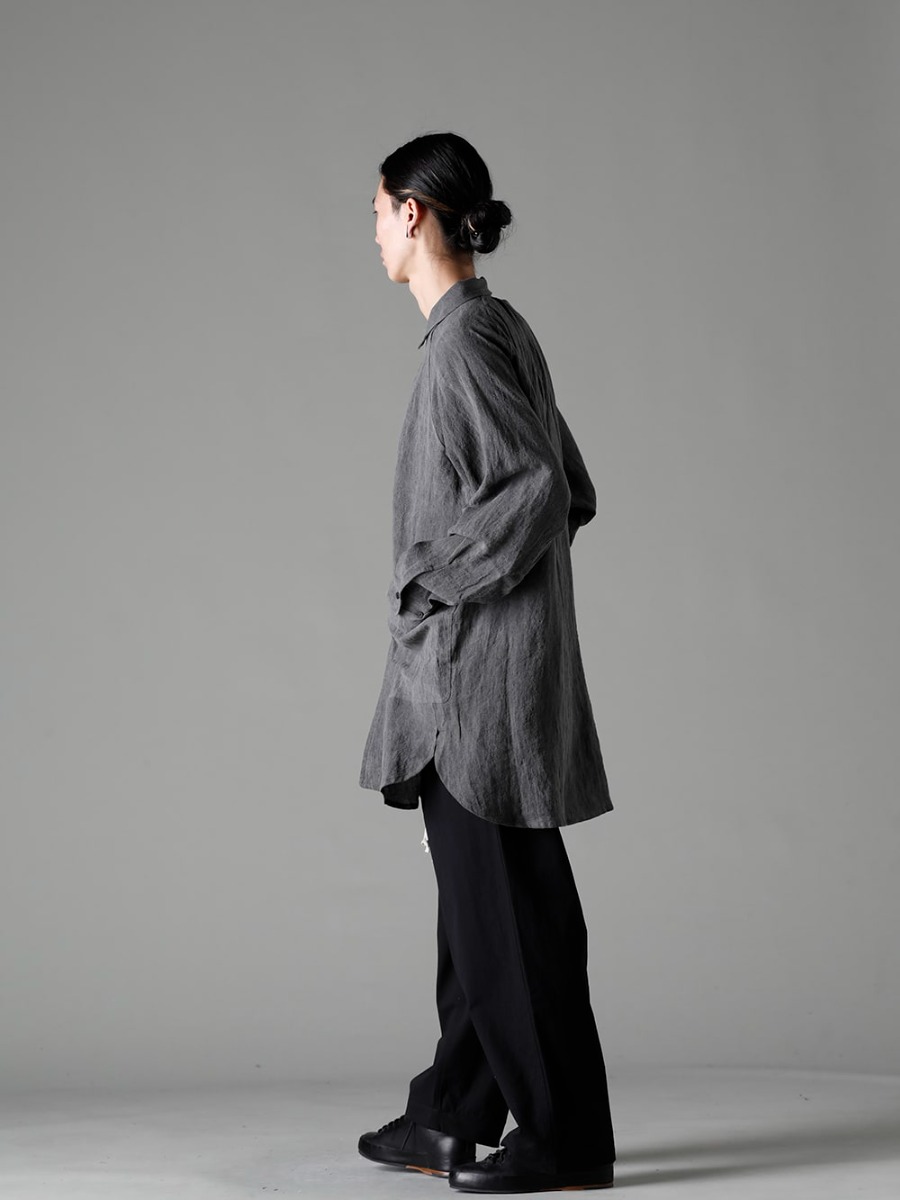 O project(オープロジェクト) 23SS(春夏) スタイリング O project 23SSコレクションで最もオススメな墨染リネンローンを使用したオーバーシャツスタイル - O15SRT3-DK-SUMI オーバーシャツ ダーク スミ O15TS2-KINARI 3/4 スリーブティー コットン ヘンプ ジャージー キナリ O15TR4-BLACK ジョギング トラウザー ウォーター-レペレント デンス クロス ブラック Handsewn-Classic-Lo ハンドソーン クラシック ロー  1-003