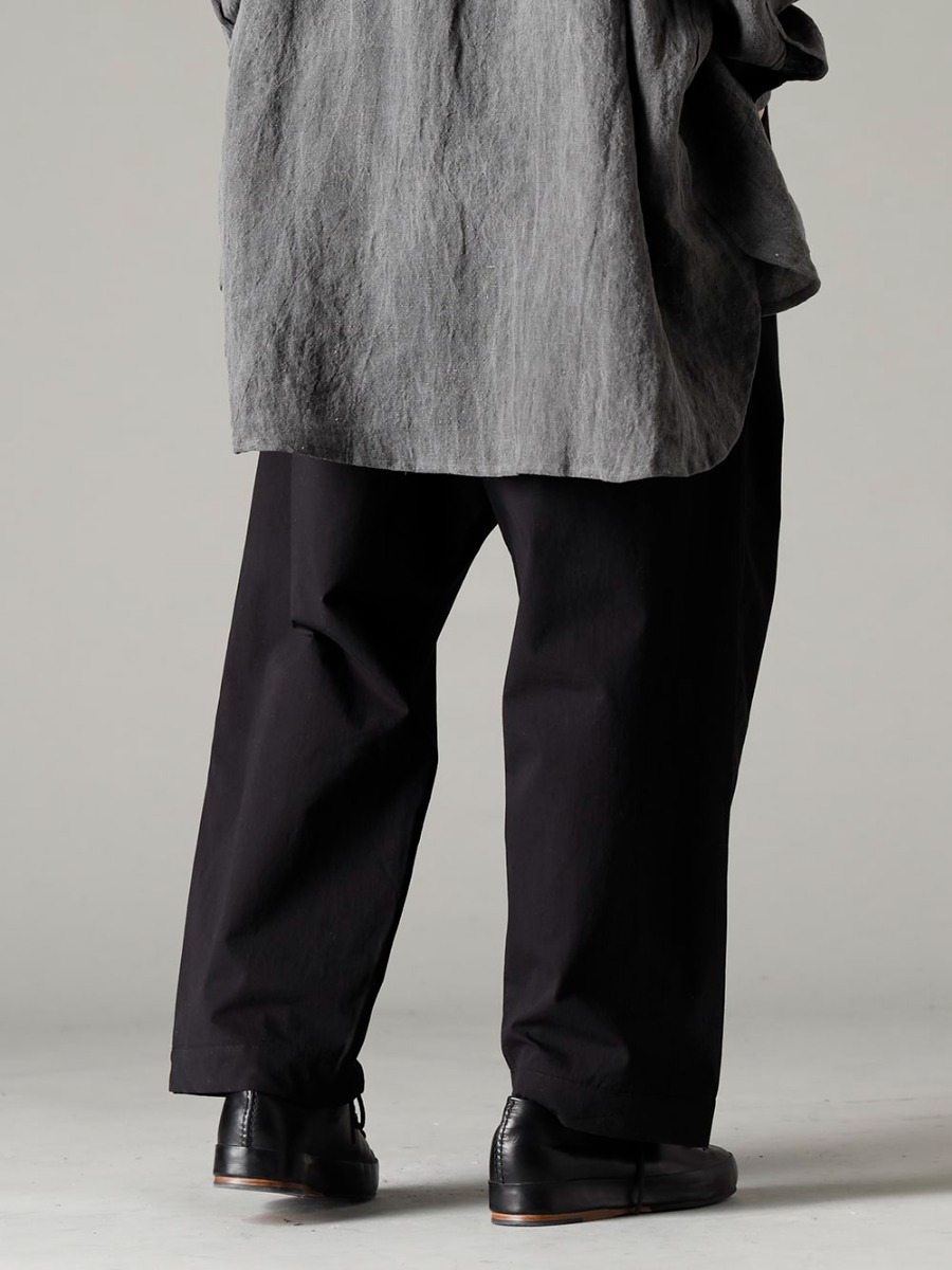 O project(オープロジェクト) 23SS(春夏) 雨天時も快適に過ごせるハイテンスクロスのドローストリングトラウザー -  O15TR4-BLACK ジョギング トラウザー ウォーター-レペレント デンス クロス ブラック Handsewn-Classic-Lo ハンドソーン クラシック ロー  3-003