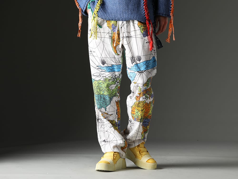 セントマイケル / ボリス ビジャン サベリ 2023SS ©SAINT M×××××× とDr. Wooがコラボレーションを行ったパジャマパンツ - SM-S23-0000-083(セントマイケル × ドクター・ウー WORLD MAP パジャマパンツ) BAMBA2.1-PERFORATED-LEATHER-WHITE-SOLE(バンバ2.1 パーフォレイティド レザー / ホワイトソール) - 3-001