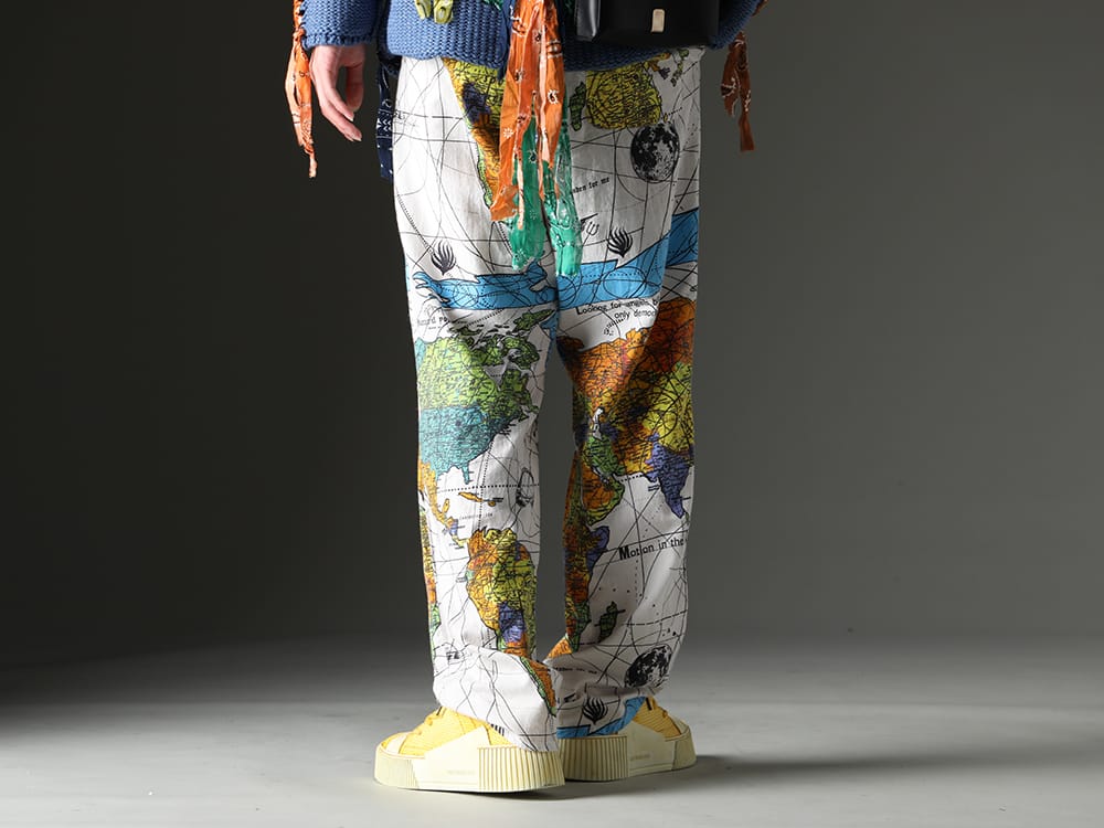 セントマイケル / ボリス ビジャン サベリ 2023SS ©SAINT M×××××× とDr. Wooがコラボレーションを行ったパジャマパンツ - SM-S23-0000-083(セントマイケル × ドクター・ウー WORLD MAP パジャマパンツ) BAMBA2.1-PERFORATED-LEATHER-WHITE-SOLE(バンバ2.1 パーフォレイティド レザー / ホワイトソール) - 3-003