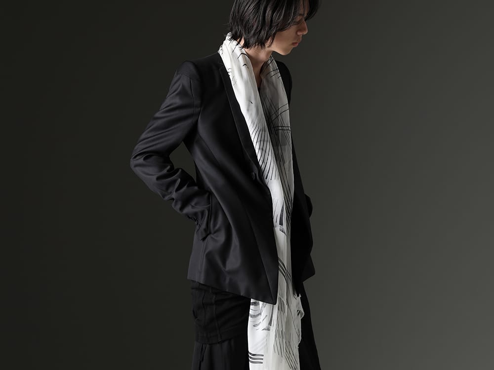 Julius 2023SS - Add freshness to black styling by using stole - 817JAM1(Wool/Polyester Gabardine Tailored Jacket) 817STU1-offwhite(Printed Silk Stole Off White) - 2-002