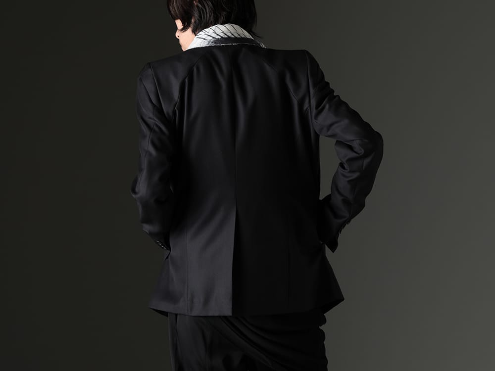 Julius 2023SS - Add freshness to black styling by using stole - 817JAM1(Wool/Polyester Gabardine Tailored Jacket) - 2-003