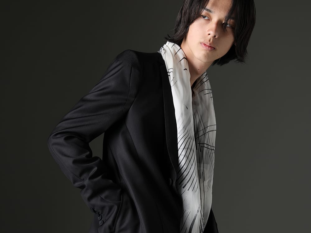 Julius 2023SS - Add freshness to black styling by using stole - 817JAM1(Wool/Polyester Gabardine Tailored Jacket) 817STU1-offwhite(Printed Silk Stole Off White) - 2-005