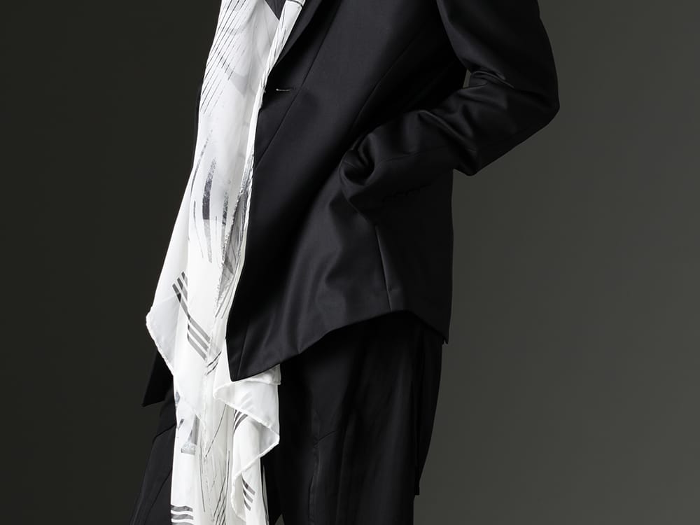 Julius 2023SS - Add freshness to black styling by using stole - 817JAM1(Wool/Polyester Gabardine Tailored Jacket) 817STU1-offwhite(Printed Silk Stole Off White) - 2-006